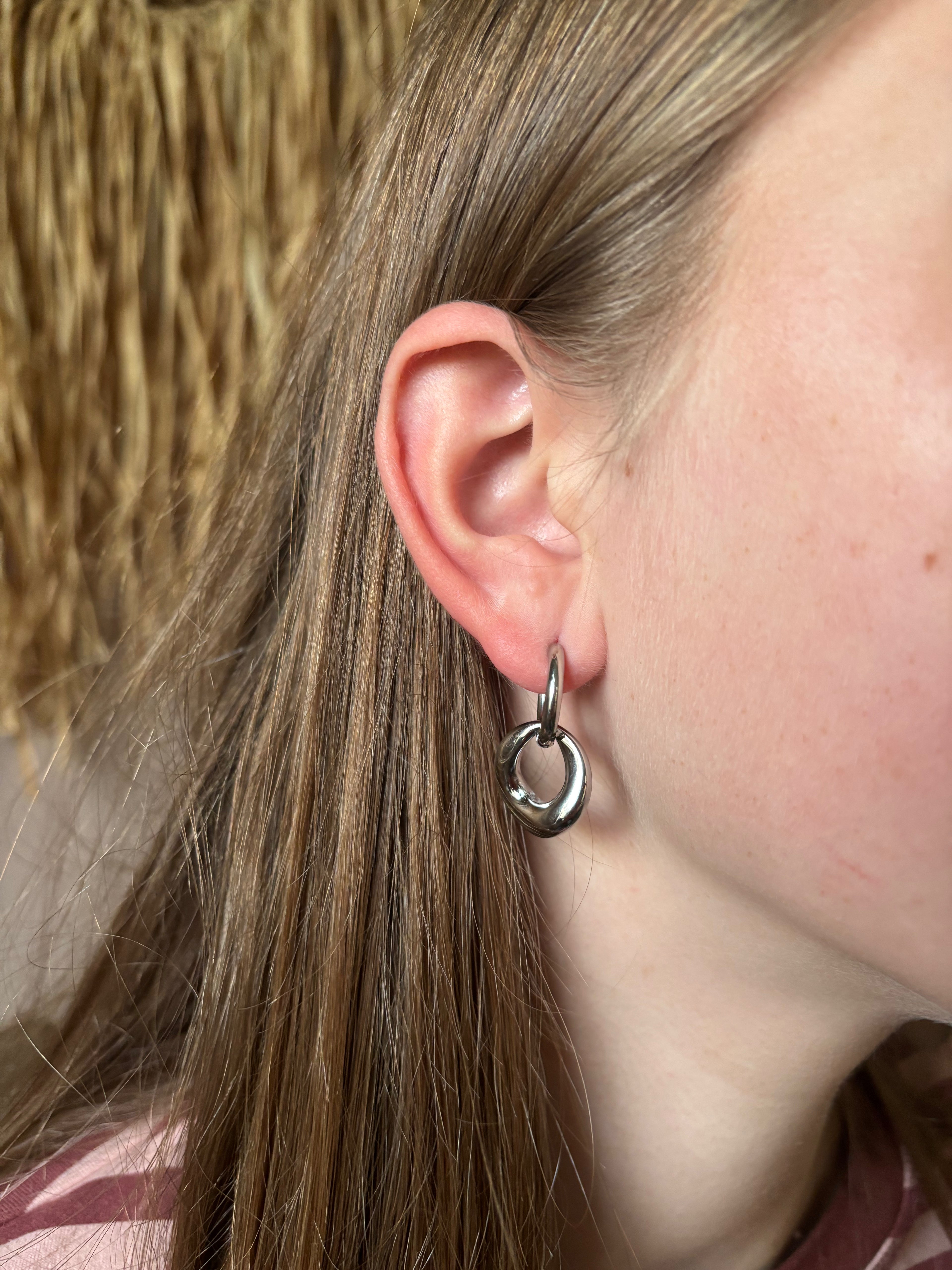 Oval Drop Earrings 2.0 zilveren stainless steel oorbellen met ovaalvormig hangertje